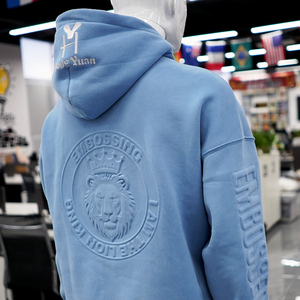 Sudadera con capucha de algodón de corte regular con logotipo personalizado, estampado digital DTG y relieve 3D, corte holgado con hombros caídos y relieve 3D. - Product Image 3