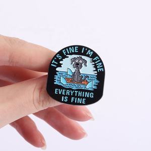 Spilla in Metallo Smaltato 'Tutto Va <span class=keywords><strong>Bene</strong></span>, <span class=keywords><strong>Io</strong></span> <span class=keywords><strong>Sto</strong></span> <span class=keywords><strong>Bene</strong></span>, Tutto Va <span class=keywords><strong>Bene</strong></span>', con Cane Umoristico Circondato da Squali, Distintivo da Bavero, Gioiello - Product Image 4