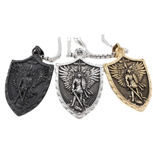 Collana con Ciondolo a Scudo in Acciaio al Titanio per Uomo, Stile Retrò Personalizzato Europeo e Americano con Croce e Angelo Guerriero - Product Image 3