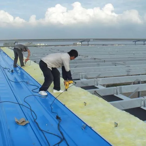 Utilisation industrielle <span class=keywords><strong>60mm</strong></span> R1.3 Couverture isolante pour toitures Feuille légère en fibre <span class=keywords><strong>de</strong></span> <span class=keywords><strong>verre</strong></span> Rouleau <span class=keywords><strong>de</strong></span> mousse d'aluminium avec matériau en fibre <span class=keywords><strong>de</strong></span> <span class=keywords><strong>verre</strong></span> - Product Image 3