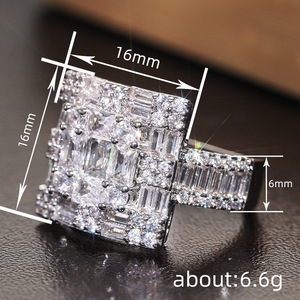 Anello Geometrico a Reticolo Quadrato per Donne, Stile Lussuoso e Brillante per Matrimoni, Accessorio Gioiello per Uso Quotidiano e Feste - Product Image 4