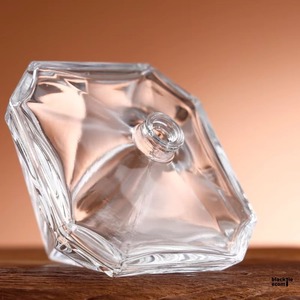 Botella de perfume de vidrio tallado de lujo fabricada en India con bomba pulverizadora para envasado de fragancias premium disponible para la venta - Product Image 2
