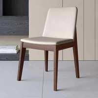 Chaise de salle à manger moderne en bois, dossier angulaire avec assise rembourrée et pieds en chêne inclinés, idéale pour comptoir de café et restaurant en milieu viticole
