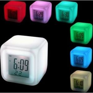 Vente en gros Horloge carrée créative Réveil changeant coloré lumineux silencieux à LED - Product Image 3