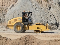 Nouveau Compacteur Vibratoire à Tambour Unique CAT CP12 CP16 CP17 de 12 tonnes avec Tambour à Patins pour Projets de Terrassement C4.4