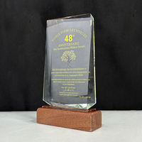 Trophée en cristal rectangulaire personnalisé avec logo sur mesure et base en bois, vente en gros