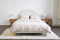 Cama Plataforma Nórdica Beige Tapizada con Tela Suave, Tamaño Queen, Estructura Acolchada, Personalizable para Apartamentos y Hoteles
