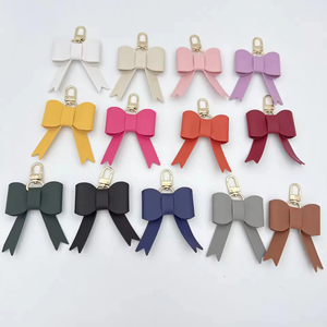 Porte-clés et breloque de <span class=keywords><strong>sac</strong></span> à <span class=keywords><strong>main</strong></span> en cuir PU de luxe pour <span class=keywords><strong>femme</strong></span> avec nœud, porte-clés mignon de marque automobile pour cadeaux promotionnels d'affaires - Product Image 1