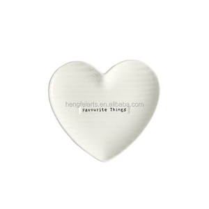 Blanc pas cher <span class=keywords><strong>en</strong></span> céramique émaillée <span class=keywords><strong>en</strong></span> <span class=keywords><strong>forme</strong></span> <span class=keywords><strong>de</strong></span> <span class=keywords><strong>coeur</strong></span> mariage assiettes - Product Image 1