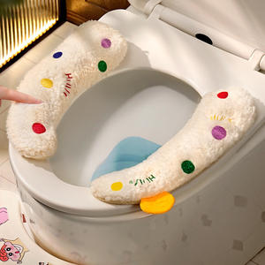 Couvre-siège de toilette en laine d'agneau épaissie Hello Kitty, coussin en peluche chaud pour l'automne et l'hiver, usage domestique - Product Image 2