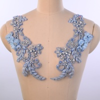 Vente en gros : Applique 3D fleurie perlée et strassée, patch brodé en maille bleu clair, décoration de costume OEM ODM