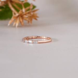 Bague élégante en diamant pour femme sur une main soignée, vernis à ongles moderne, bijoux minimalistes, accessoire de mode pour un usage quotidien et pour offrir en cadeau - Product Image 5