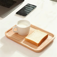 Plateau rectangulaire en bois naturel gravé moderne et plateau à thé durable pour la décoration de table de fête