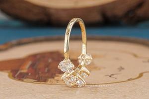 แหวนใส่ทำงานทรงกลม 2 ขา ดีไซน์หรูหราสำหรับผู้หญิง แหวนเพชร เครื่องประดับแฮนด์เมดเหนือกาลเวลา เพชรระยิบระยับ คลาสสิก - Product Image 3