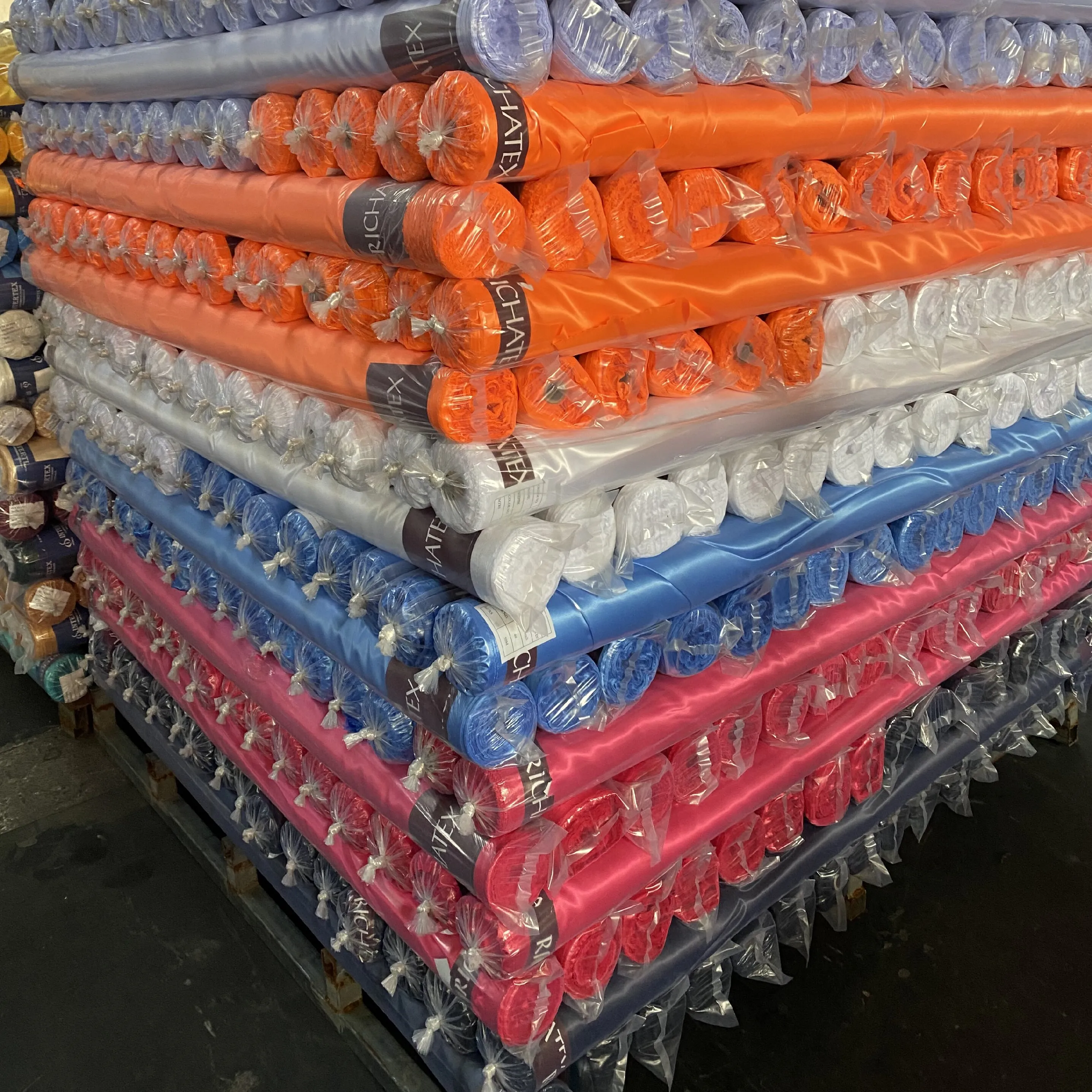 Çin fabrika fiyat Luxu saten kumaş rulo % 100% polyester mikrofiber