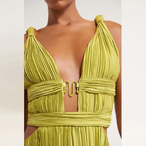 Abito da donna <span class=keywords><strong>con</strong></span> scollo a V profondo fessura anteriore centrale chiusura funzionale al busto abito lungo fino al pavimento in maxi abito in raso plissettato - Product Image 4