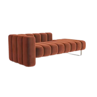 Canapé modulaire minimaliste en velours terracotta, revêtement en tissu avec base chromée pour salon, appartement, villa, hôtel