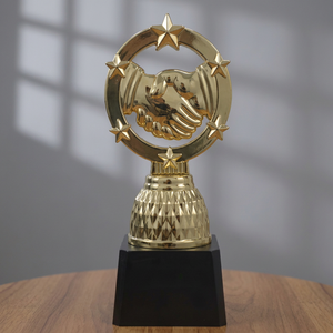 Trofeo Portátil Golden Star con Diseño de Apriete de Mano y Grabado para Premios Deportivos y de Juegos, Metal Fundido a Presión con Base de Madera - Product Image 1
