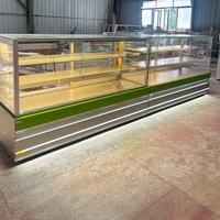 Maßgefertigte Luxus-Bäckereivitrine mit LED-Beleuchtung, Robuste Umweltfreundliche Langlebige 3-stufige Glas/Plexiglas-Vitrine für Einzelhandelsgeschäfte
