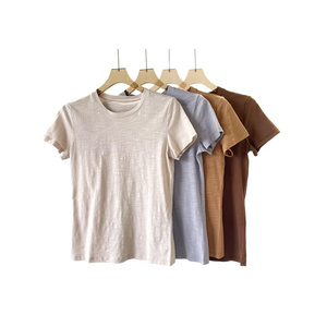 เสื้อยืดผู้หญิงแขนสั้นสีพื้นเรียบ น้ำหนักเบา ใส่สบาย เหมาะสำหรับฤดูร้อน มีไซส์พลัสไซส์  แบบโอเวอร์ไซส์หรือแบบปกติ - Product Image 1