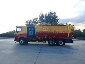 Camion aspirateur 6x4 SAIC‑1VECO HONGYAN, moteur Yuchai 8L, pompe à vide à anneau liquide à forte aspiration, pompe HPP pour un nettoyage rapide des tuyaux - Product Image 2