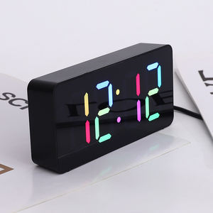 Reloj Despertador Digital LED RGB con Calendario, Temperatura y Activación por Voz, Moderno Reloj Electrónico de Mesa para Hogar y Hoteles - Product Image 4