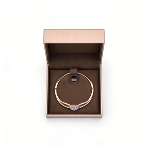 กล่องใส่สร้อยข้อมือแบบหรูหรา กล่องของขวัญเครื่องประดับหนัง PU แข็งแบบกำหนดเอง พร้อมซับในผ้ากำมะหยี่ ปั๊มฟอยล์โลโก้ตามสั่ง ขายส่งจากโรงงาน - Product Image 3