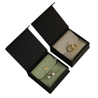 Boîte à bijoux magnétique à rabat de luxe colorée en carton, 9*9*3.5cm, pour bracelet, bague, boucles d'oreilles, collier, avec logo, prête à être expédiée