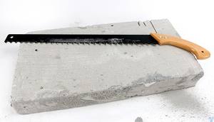 Sierra de mano industrial profesional con mango de madera y dientes de carburo de tungsteno para cortar espuma, hormigón y bloques de cemento - Product Image 6