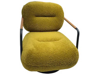 Fauteuil pivotant moderne en bouclette avec accoudoirs en bois, siège lounge en sherpa et base métallique pour salon