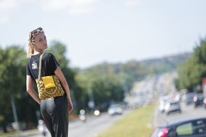 Borsa a Tracolla in PVC e Cotone di Alta Qualità, Stile Rock Classico, Fatta a Mano in Italia con Materiali Sostenibili, Materiale Mat-b per l'Esportazione - Product Image 3