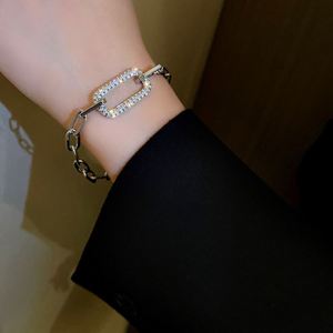สร้อยข้อมือแบบโซ่กระดาษเคลือบทองคำแท้ 18k ประดับเพชรคิวบิกเซอร์โคเนียทรงสี่เหลี่ยมผืนผ้า สร้อยข้อมือแบบปรับได้ - Product Image 6