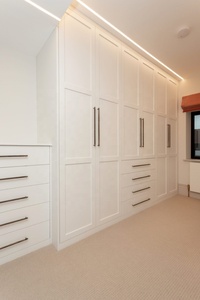 Dressing haut de gamme avec îlot en marbre et portes miroir, armoire de chambre en <span class=keywords><strong>bois</strong></span> durable style Shaker avec aménagement flexible - Product Image 3