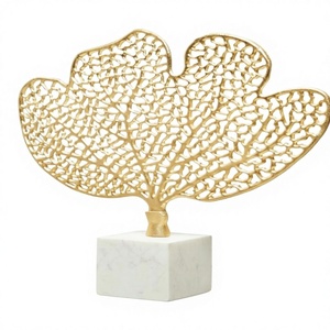 Sculpture artisanale en aluminium plaqué or, design scandinave artistique à motifs de feuilles, décoration de table pour bureau ou salon - Product Image 1
