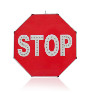 Panneau de signalisation routière réfléchissant, panneau Stop octogonal rouge avec lettres blanches, film de qualité technique, alerte visuelle pour la sécurité routière - Product Image 1