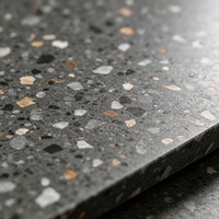 Dalle de terrazzo pleine masse en pierre frittée 1200x2700x6mm gris foncé avec granulats épais pour murs et sols commerciaux de luxe