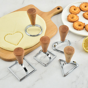 Accessoires de cuisine Moule à biscuits en métal de forme multiple avec manche en bois Bord <span class=keywords><strong>cannelé</strong></span> - Product Image 1