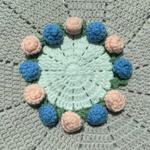 Sous-verre romantique fait main au design nouveau, en forme de bouquet de roses tricotées, idéal pour un cadeau ou la décoration de la maison - Product Image 6