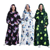 2024 nouveau 100% Polyester personnalisé dessin animé conception portable couverture en peluche surdimensionné couverture à capuche pour adulte grand surdimensionné