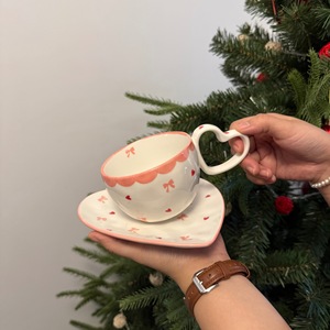 คอลเลคชั่นใหม่ปี 2025 แก้วกาแฟเซรามิกพอร์ซเลนรูปหัวใจสไตล์เกาหลี ทำด้วยมือ พร้อมจานรอง ใช้กับเครื่องล้างจานได้ ปลอดสาร BPA - Product Image 4