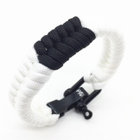 Différents types 550 Bracelet Paracord Bracelets de corde tissés de survie en plein air avec boucle en métal de taille réglable disponible sur mesure