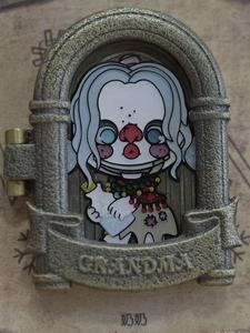 Skullpanda authentique la <span class=keywords><strong>famille</strong></span> Addams boîte aveugle insigne broche insigne mignon tendance ornements décoratifs autour. - Product Image 2