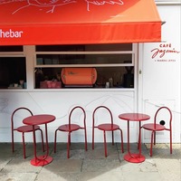 Ensemble de meubles d'extérieur en fer coloré, moderne, minimaliste, durable, écologique, imperméable, pour hôtel, école, usage de loisirs, table et chaises