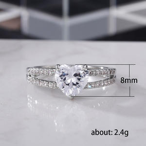 Anello di Fidanzamento F723 per Donna in Oro Bianco con Diamante Taglio Cuore e Diamanti Laterali, Colore G, Diamante Sintetico Coltivato in Laboratorio - Product Image 5