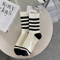 Chaussettes rayées noires et blanches pour femmes, personnalisées avec lettres brodées, chaussettes de croissance pour femmes, style japonais polyvalent