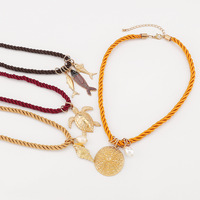 Collier ethnique tressé à la main pour femmes Ocean Wind, perles en forme de boule dorée et perles animales en alliage, idéal pour les cadeaux d'été