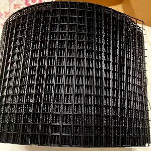 Grillage soudé noir en fil de fer plastifié 2,0-4,0 mm, robuste, pour élevage de volailles en plein air, protection anti-infections aviaires et biosecurité - Product Image 1