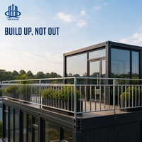 Maison mobile moderne, maison modulaire en conteneur avec façade en verre, terrasse sur le toit et escalier extérieur