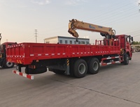 Camion à benne basculante Shaanxi Auto 6x4 équipé d'une grue télescopique de 14 tonnes. Grue de levage. Le véhicule est à vendre.