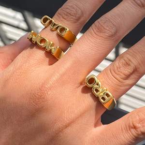 Anillo Apilable Personalizado de Acero Inoxidable con la Palabra MOM, DAD, <span class=keywords><strong>SIS</strong></span>, <span class=keywords><strong>BRO</strong></span>, Anillo Familiar - Product Image 2